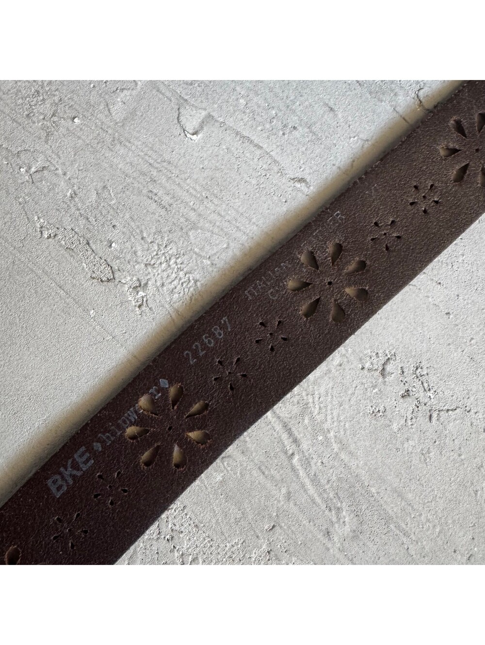 Vintage 2000s BKE Dark Brown Leather Flower Embossed Belt - Picture 4 of 4